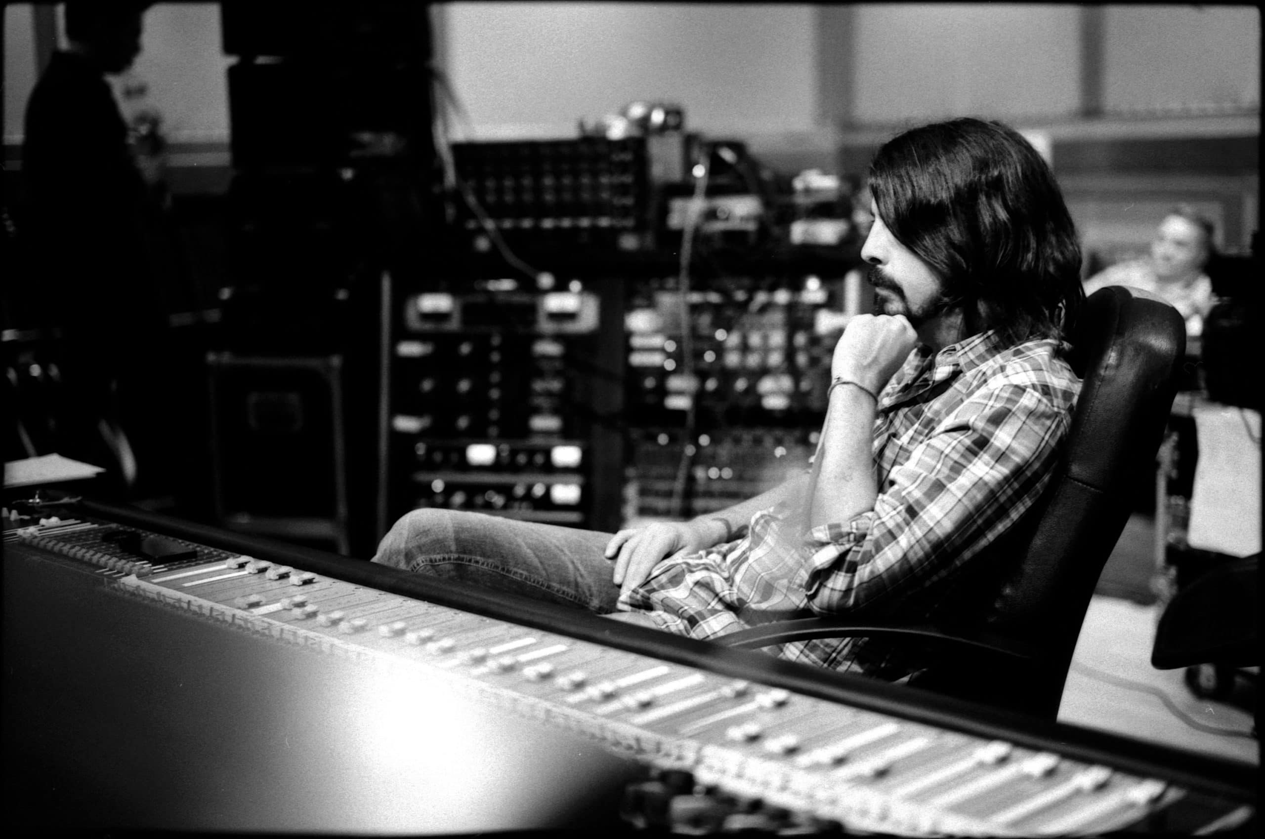 Sound City. Dave Grohl behind the console
